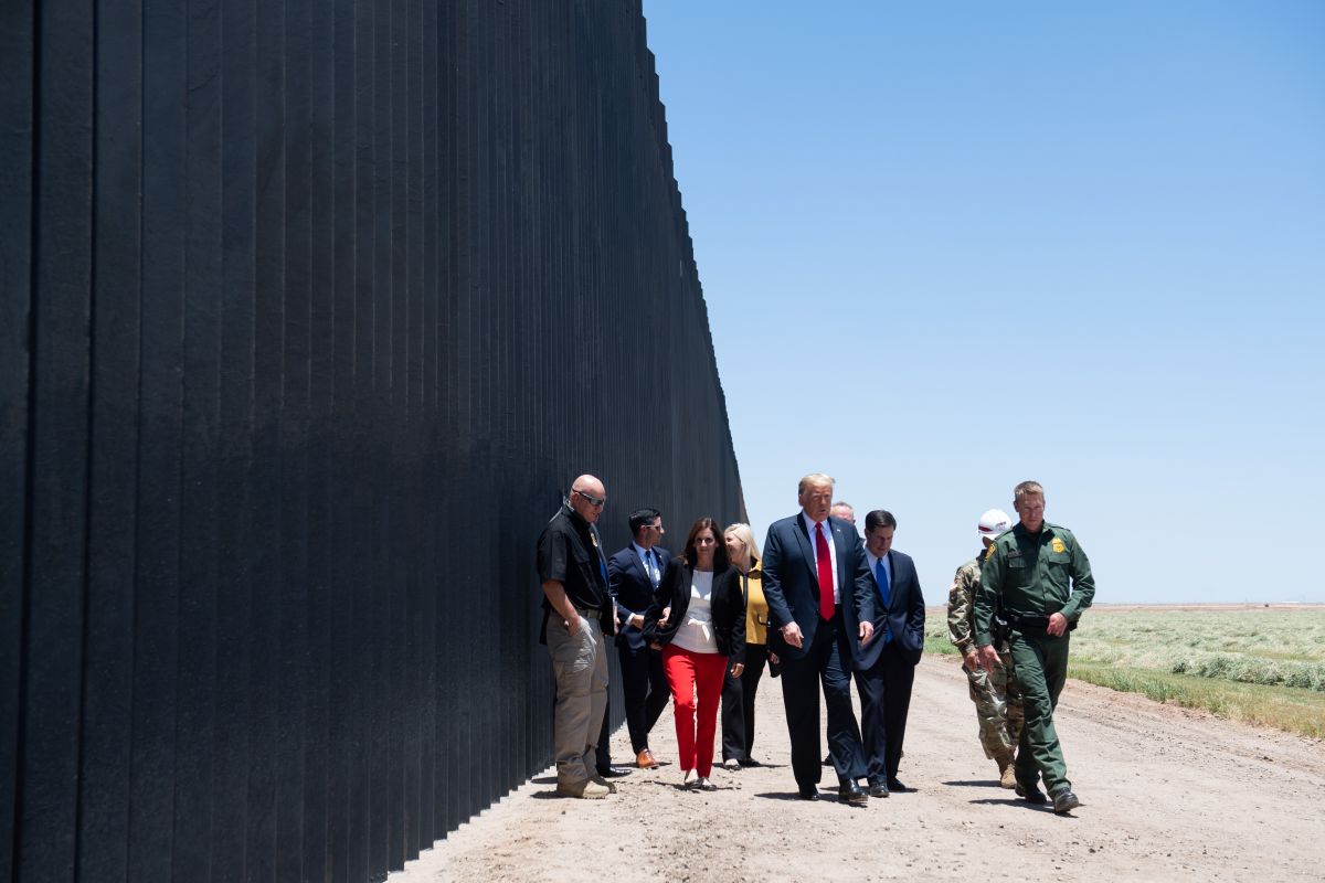 Trump durante su visita al muro.