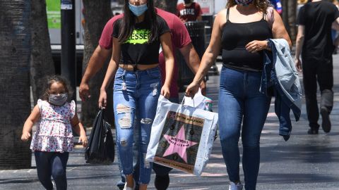 Turistas pasean por Hollywood Boulevard en Los Ángeles.