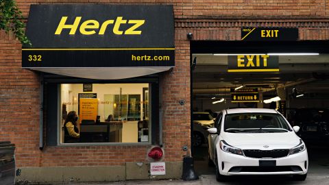 Hertz coronavirus COVID-19 autos renta viajes aerolíneas transporte bancarrota despidos flotilla autos usados Kathryn Marinello