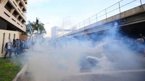 Manifestantes protestan frente a la sede del Departamento de Policía.