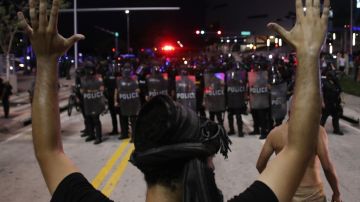 Manifestante frente a la policía en una protesta en Miami.