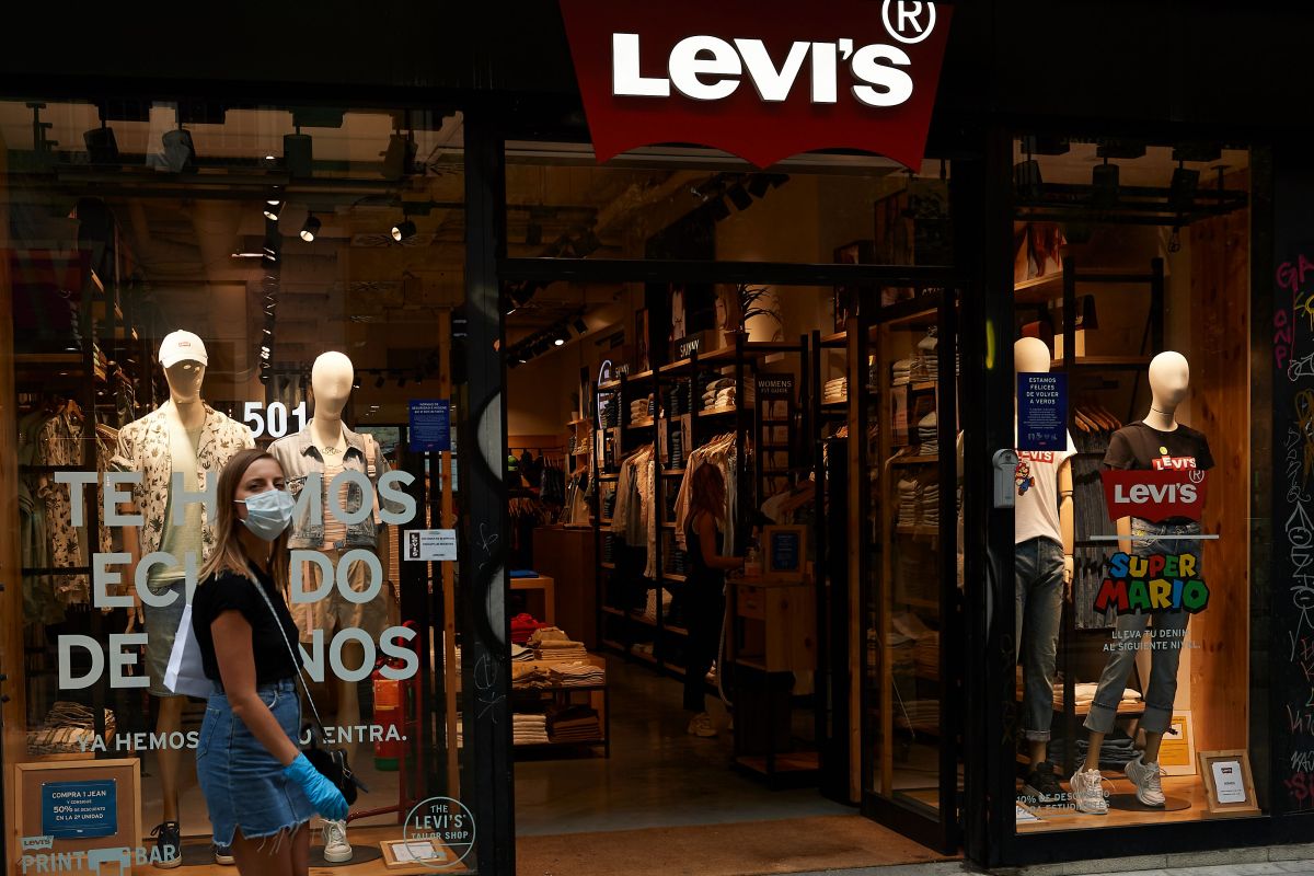 Levi's está desinfectando sus probadores después de ser utilizados por sus clientes. 