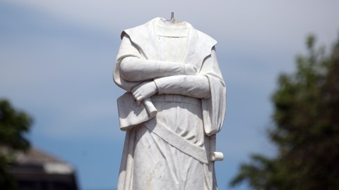 Estatua de Cristobal Colón en Boston quedó sin cabeza.