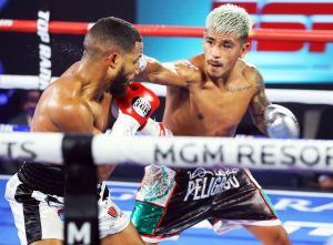 Tras recibir cinco golpes ilegales, Jessie Magdaleno gana en Las Vegas y va por el título pluma