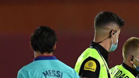 Un espontáneo entró a la cancha en el partido entre Mallorca y Barcelona.