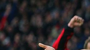 Diego Forlán celebrando un gol con Manchester United en el 2002.