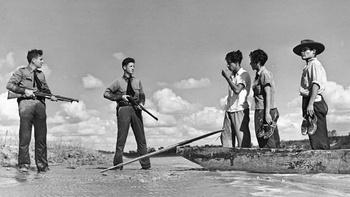 Patrulla Fronteriza detiene a tres mexicanos en el río Bravo en 1948.