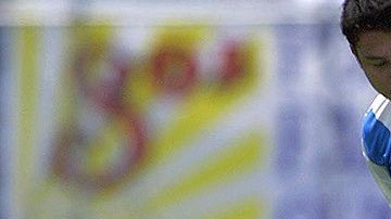 Oscar Mascorro del Puebla y Edgar Vasquez de Atlante en un partido del 2001.