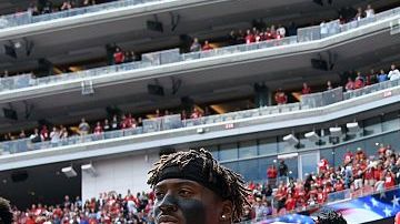 Colin Kaepernick protestando contra el racismo y la violencia policial.