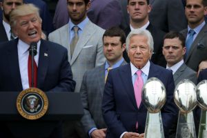 Donald Trump responde a la NFL y cuestiona si permitirá que jugadores le falten el respeto al país arrodillándose