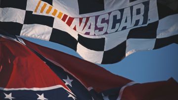 La bandera confederada es un elemento recurrente entre los aficionados a las carreras de NASCAR.