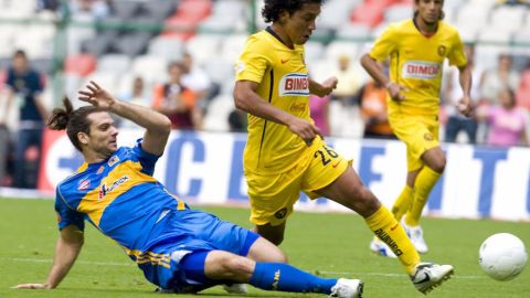 Guillermo Marino barriendose ante el 'Torito' Silva.