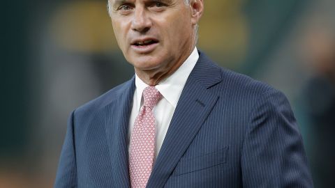 Rob Manfred regresó al centro de atención y desató el descontento de muchos aficionados.