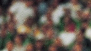 Luis Hernández jugando con la Selección Mexicana en el mundial de Francia 1998.