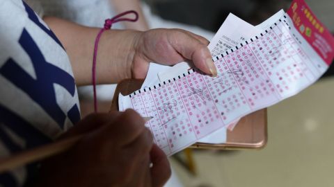 Se le había olvidado por completo revisar el resultado del sorteo.