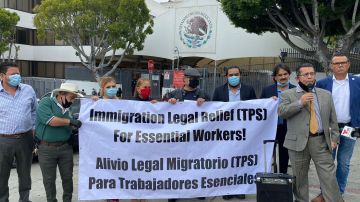 Líderes proinmigrantes fueron al Consulado de México en Los Ángeles a pedir respaldo para un TPS para los trabajadores esenciales. (Cortesía Juan José Gutiérrez).