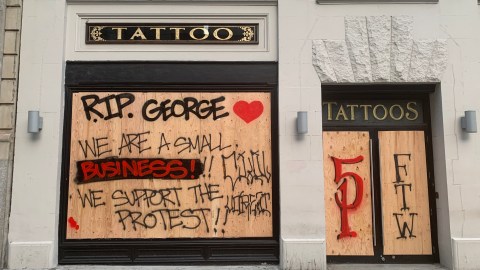 Un comercio del SoHo muestra su solidaridad con las protestas.