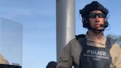 Policias antidisturbios de Miami hicieron acto de presencia el fin de semana a medida que las protestas se volvían cada vez más violentas.