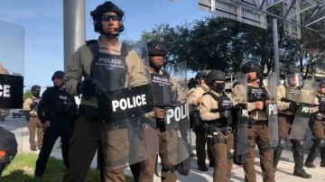 Policias antidisturbios de Miami hicieron acto de presencia el fin de semana a medida que las protestas se volvían cada vez más violentas.
