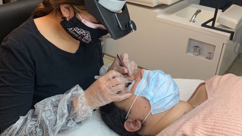 Ofelia Almeraz coloca pestañas bajo las nuevas normas sanitarias. (Cortesía Ofelia Almaraz)
