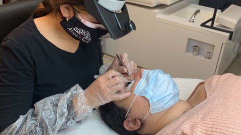 Ofelia Almeraz coloca pestañas bajo las nuevas normas sanitarias. (Cortesía Ofelia Almaraz)
