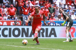 Felipe Pardo lo hizo otra vez: El jugador del Toluca dio una fiesta que culminó con juegos pirotécnicos y policías