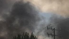 Turba amaga con linchar a policías tras muerte de jovencito por supuesto abuso policial