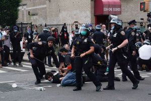 El NYPD enfrenta nuevo caso de brutalidad policial en medio de las protestas por muerte de Floyd