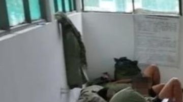 FOTOS: Aíslan de manera inhumana a soldados por sospecha de coronavirus