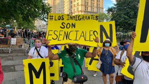 Miembros de la organización La Colmena, que ayuda a jornaleros, se unieron al campamento en City Hall.