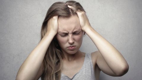 Migraña-dolor de cabeza-Andrea Piacquadio en Pexels