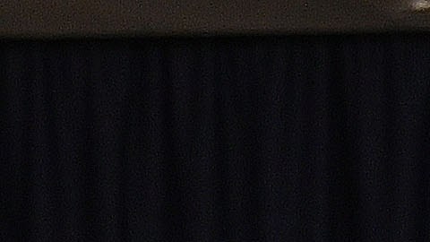 Cuomo firma la ley acompañado del reverendo Al Sharpton, los dos líderes de la Legislatura estatal, y varias madres de fallecidos por brutalidad policial, como la mamá de Eric Garner.