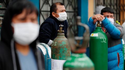 Ciudadanos peruanos hacen largas filas para comprar o recargar cilindros de oxígeno.