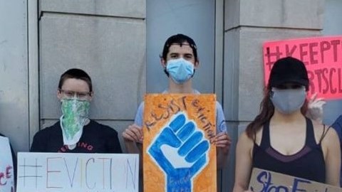 •	Ya comenzaron las protestas contra los posibles desalojos, las cuales se extenderán por varios días.