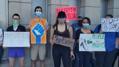 •	Ya comenzaron las protestas contra los posibles desalojos, las cuales se extenderán por varios días.