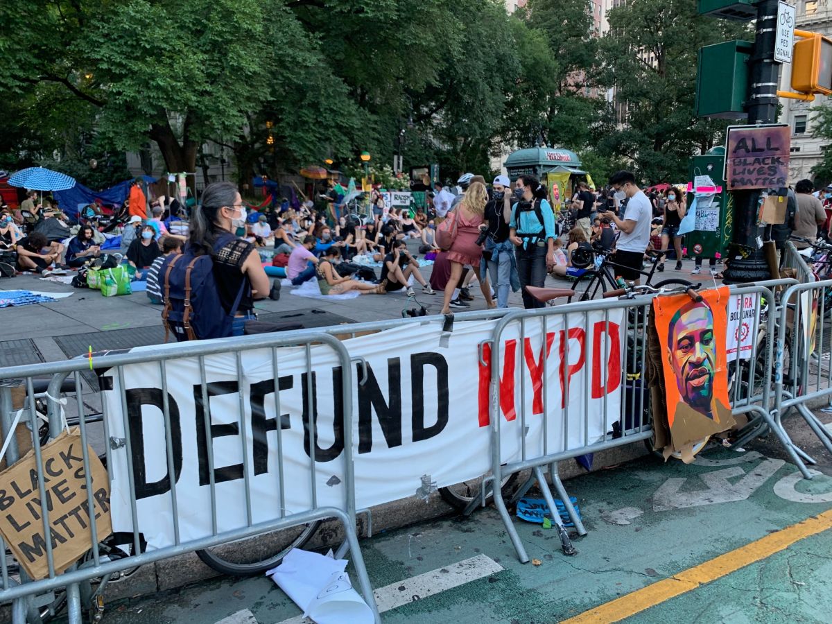 Manifestantes exigiendo recortes de fondos al NYPD llevan una semana acampando afuera de la Alcaldía. 