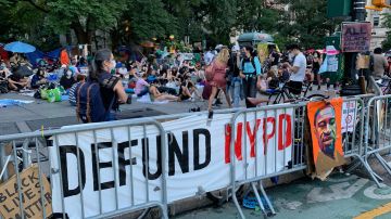 Manifestantes exigiendo recortes de fondos al NYPD llevan una semana acampando afuera de la Alcaldía.
