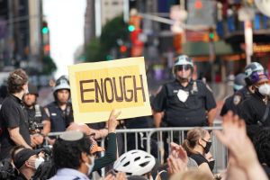 VIDEO: Policía del NYPD acusado de empujar a mujer durante protesta en Brooklyn recibe cargos