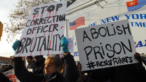 La prisión Rikers Island es donde se reportan más casos de uso de fuerza excesiva contra prisioneros.