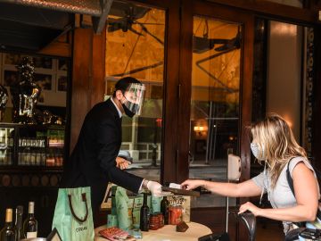 Miles de trabajadores de bares y restaurantes ahora se incorporan al grupo 1B. (Foto: Getty Images)