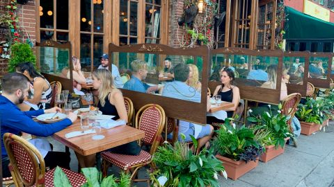 Los restaurantes reabrieron en la Fase 2 solo con servicio al aire libre el pasado 22 de junio.