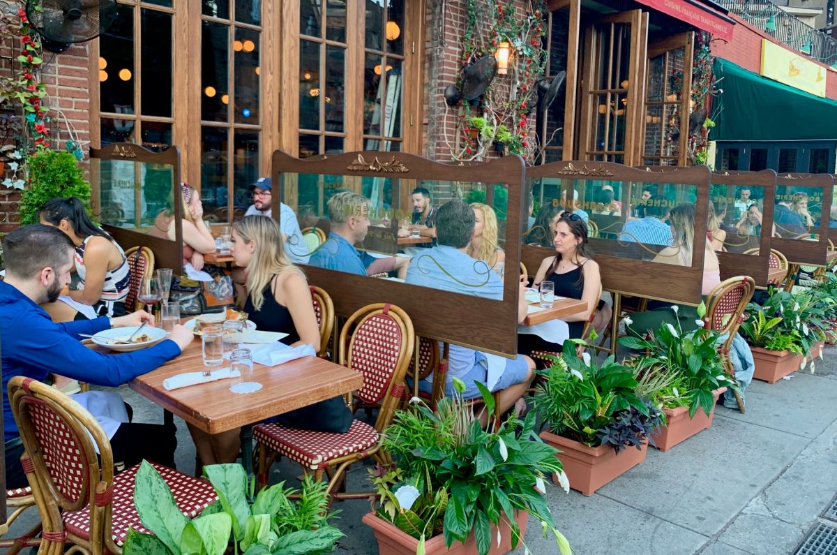 Los restaurantes reabrieron en la Fase 2 solo con servicio al aire libre el pasado 22 de junio. 