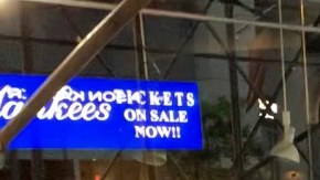 Momento en el cual decenas rompen las vidrieras de la tienda de los Yakees en la Quinta avenida y la saquean.