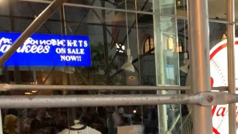Momento en el cual decenas rompen las vidrieras de la tienda de los Yakees en la Quinta avenida y la saquean.