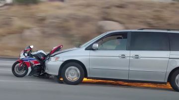 El conductor arrastró la motocicleta por la Autopista 91 al menos tres millas.