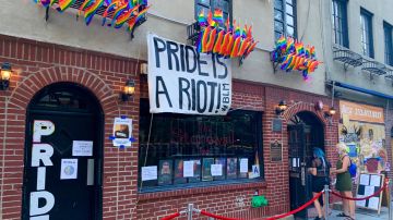 En la afueras del bar Stonewall se colocó un cartel en solidad con las demostraciones de ‘Black Live Matter’.