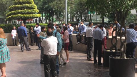 Cientos de personas salieron de sus casas y oficinas.
