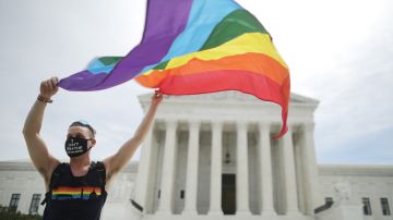 Joseph Fons celebra ante el Tribunal Supremo que los trabajadores LGBTQ no puedan ser despedidos por su orientación e identidad sexual.