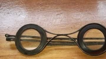 Anteojos del año 1760 fueron rescatados de la basura.