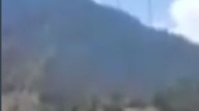 VIDEO: Narcos queman autos y casas; más de 300 personas huyeron de sus hogares